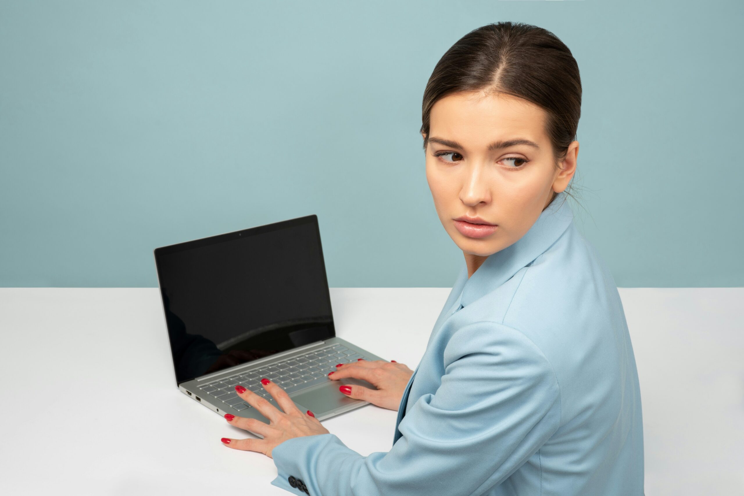 Woman looking over her shoulder while experiencing hypervigilance from chronic stress and anxiety.